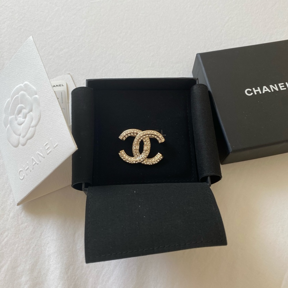 Chanel 17A strass buckle CC crystal brooch